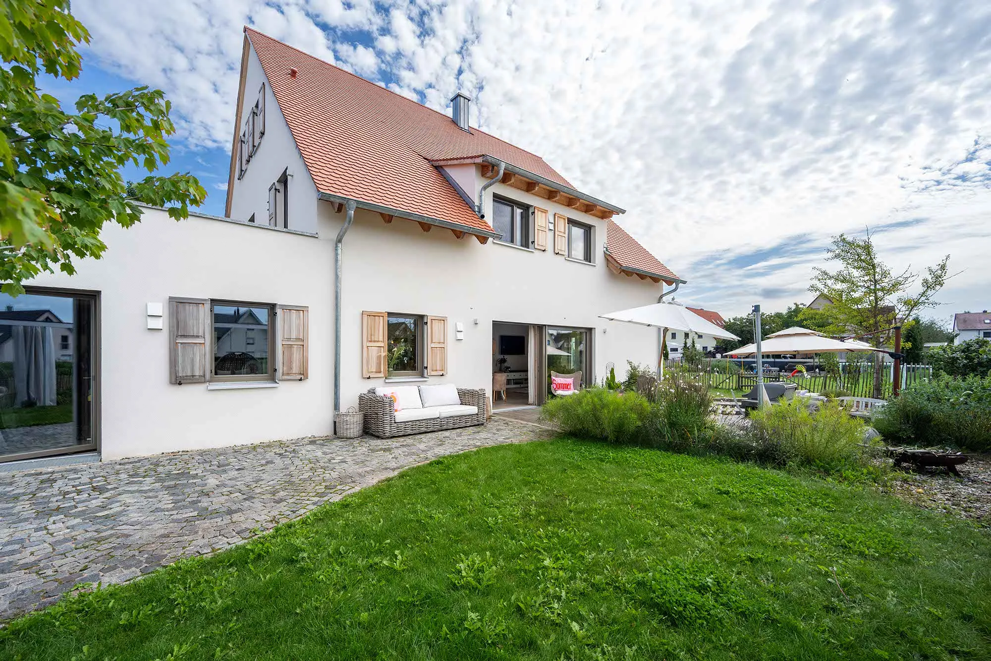 Gebäude schräg mit Terrasse