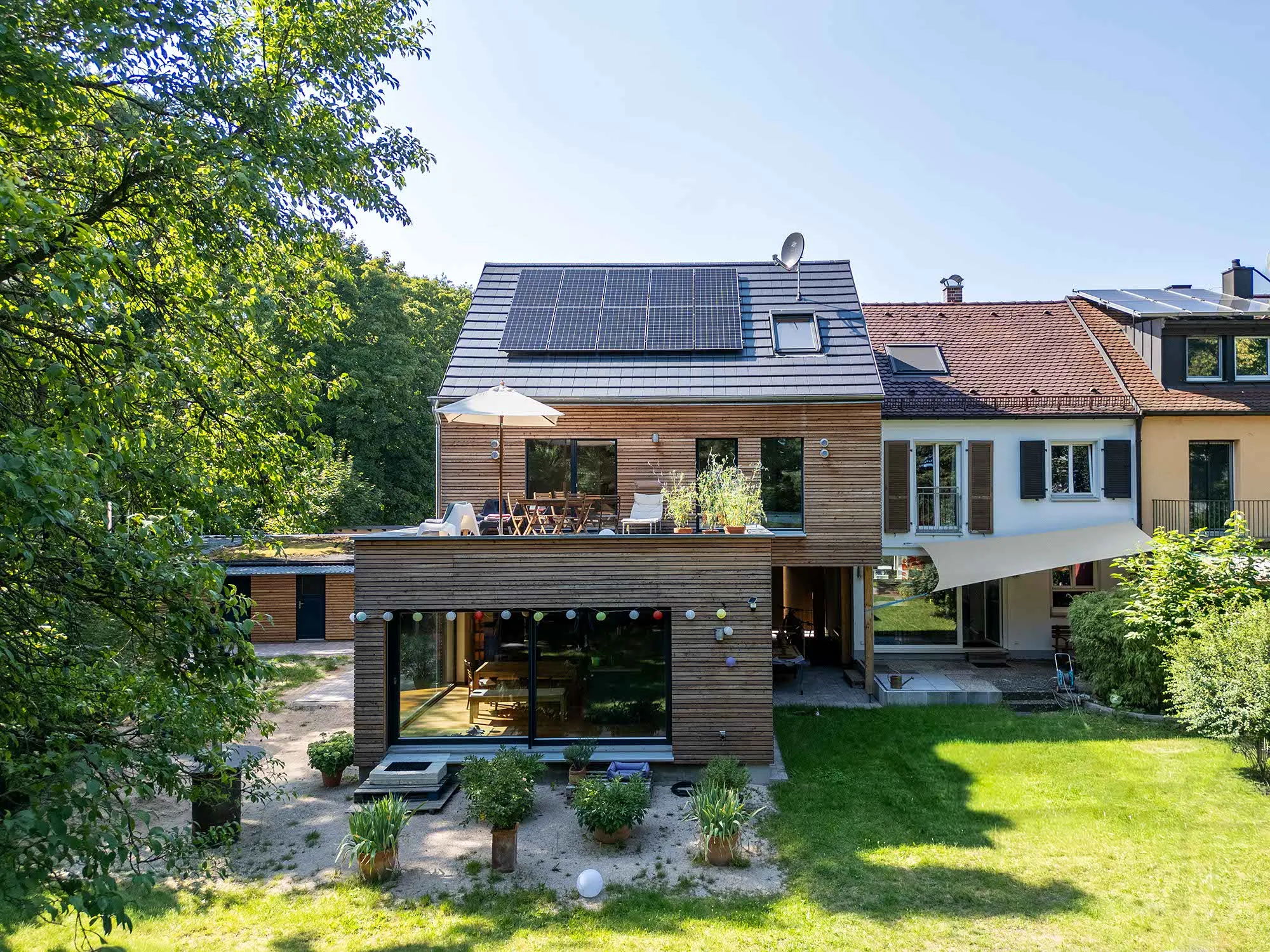 Drohne Gebäude mit Garten gerade