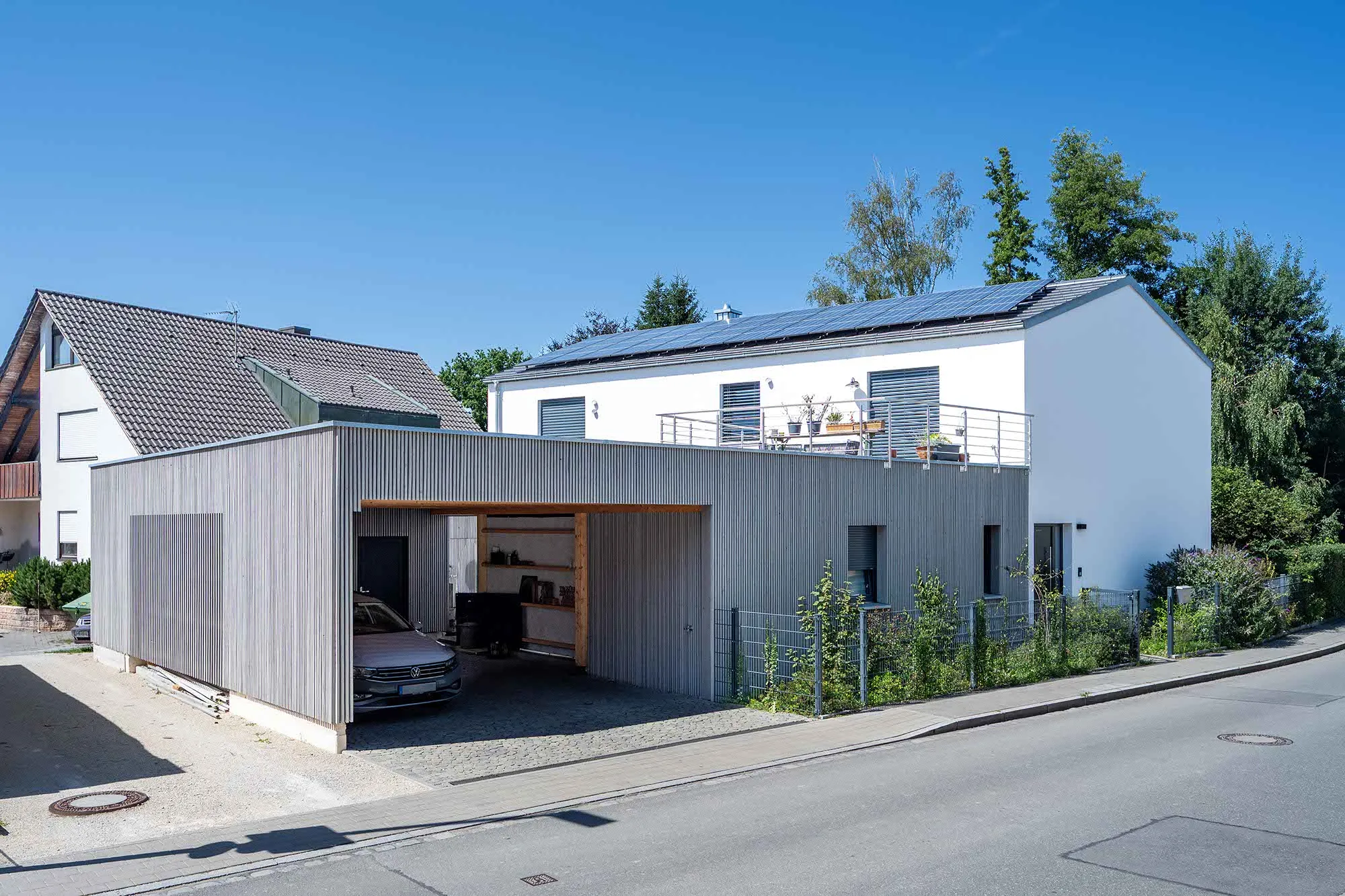 Gebäude mit Carport