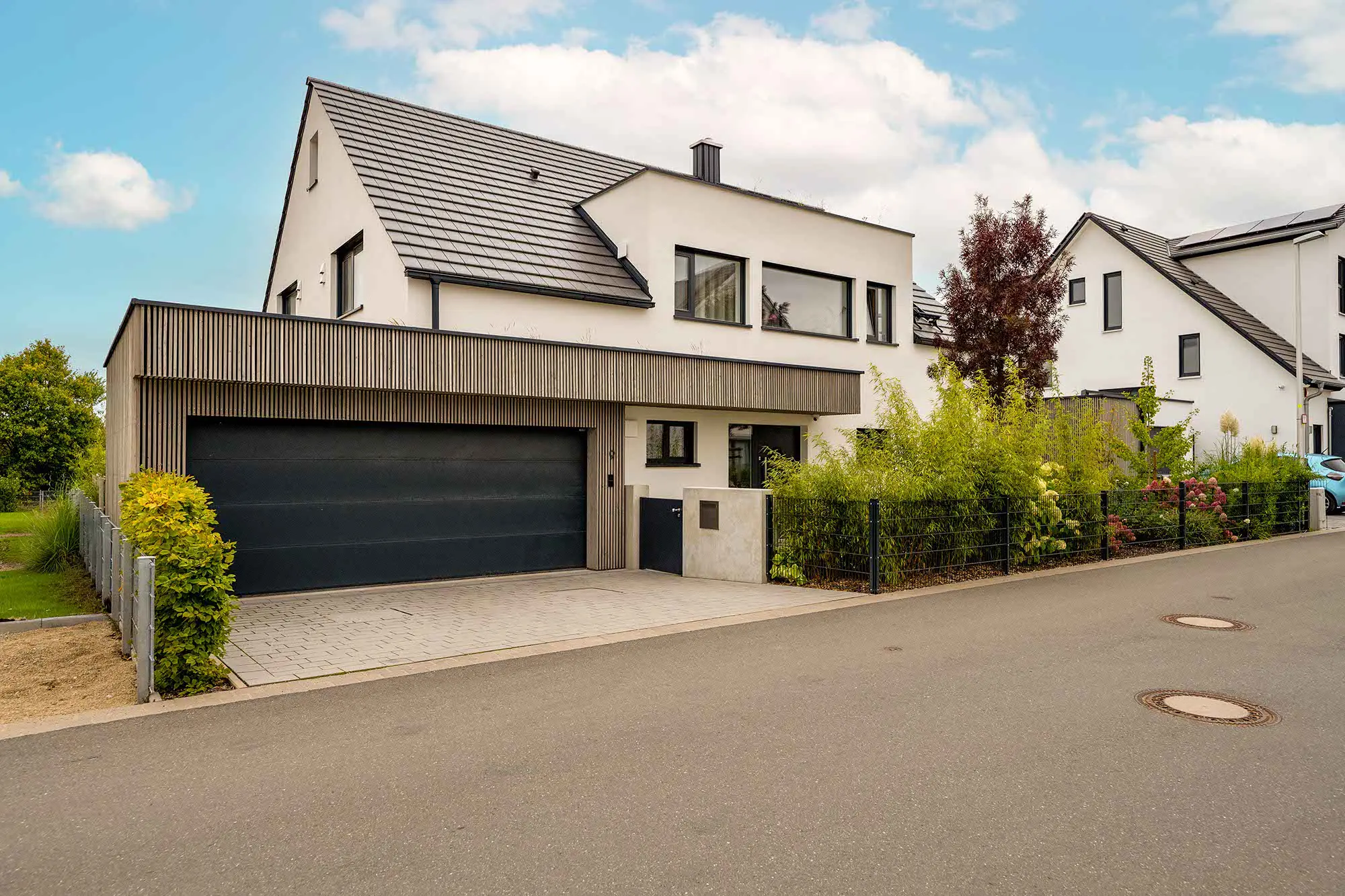 Gebäude mit Einfahrt von der Straße