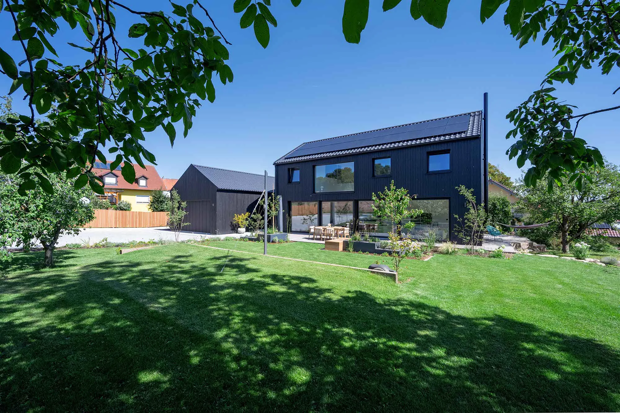 Gebäude mit Garten und Terrasse Blätter