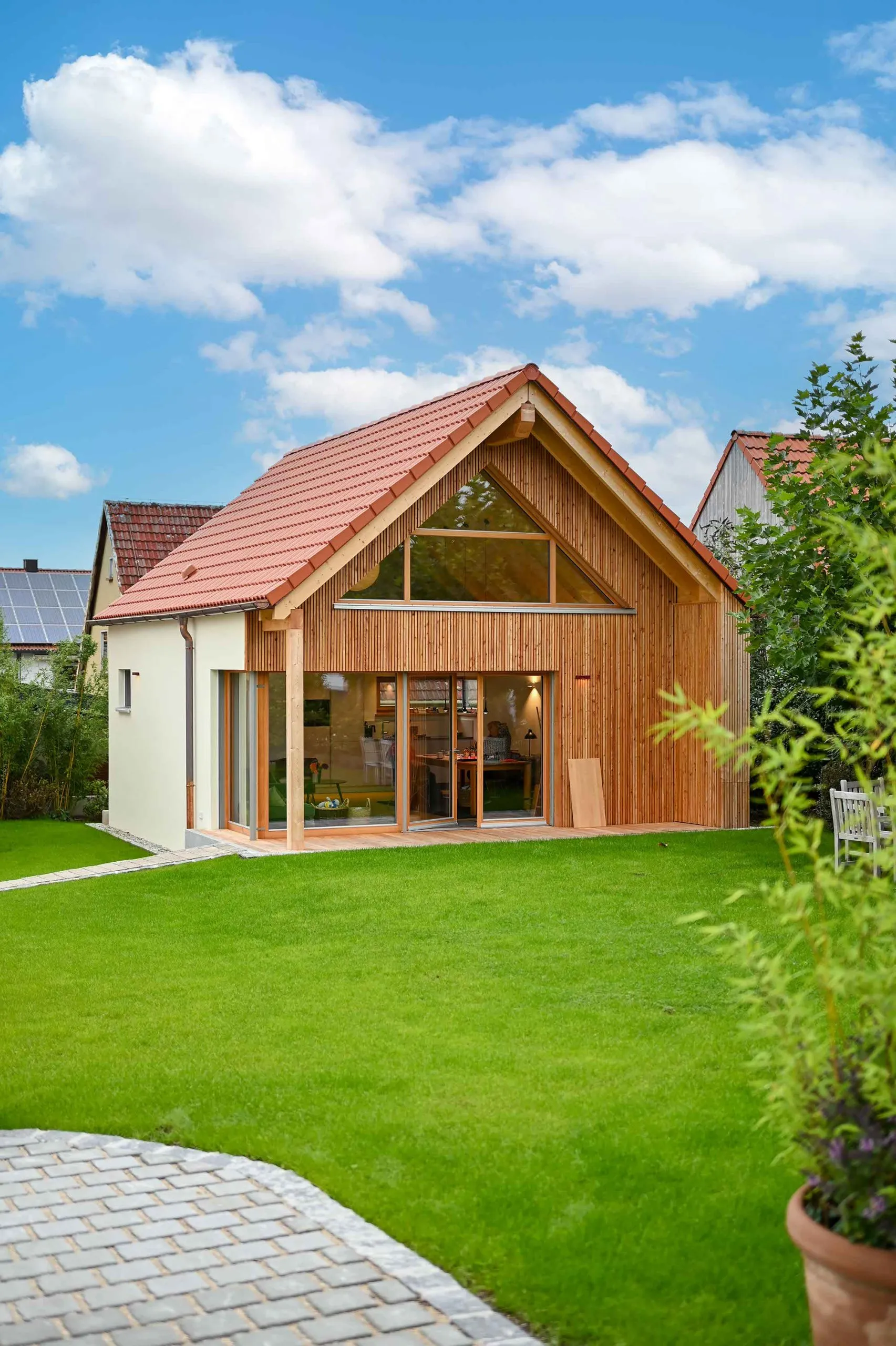 Gebäude mit Garten von der Straße aus hochformat