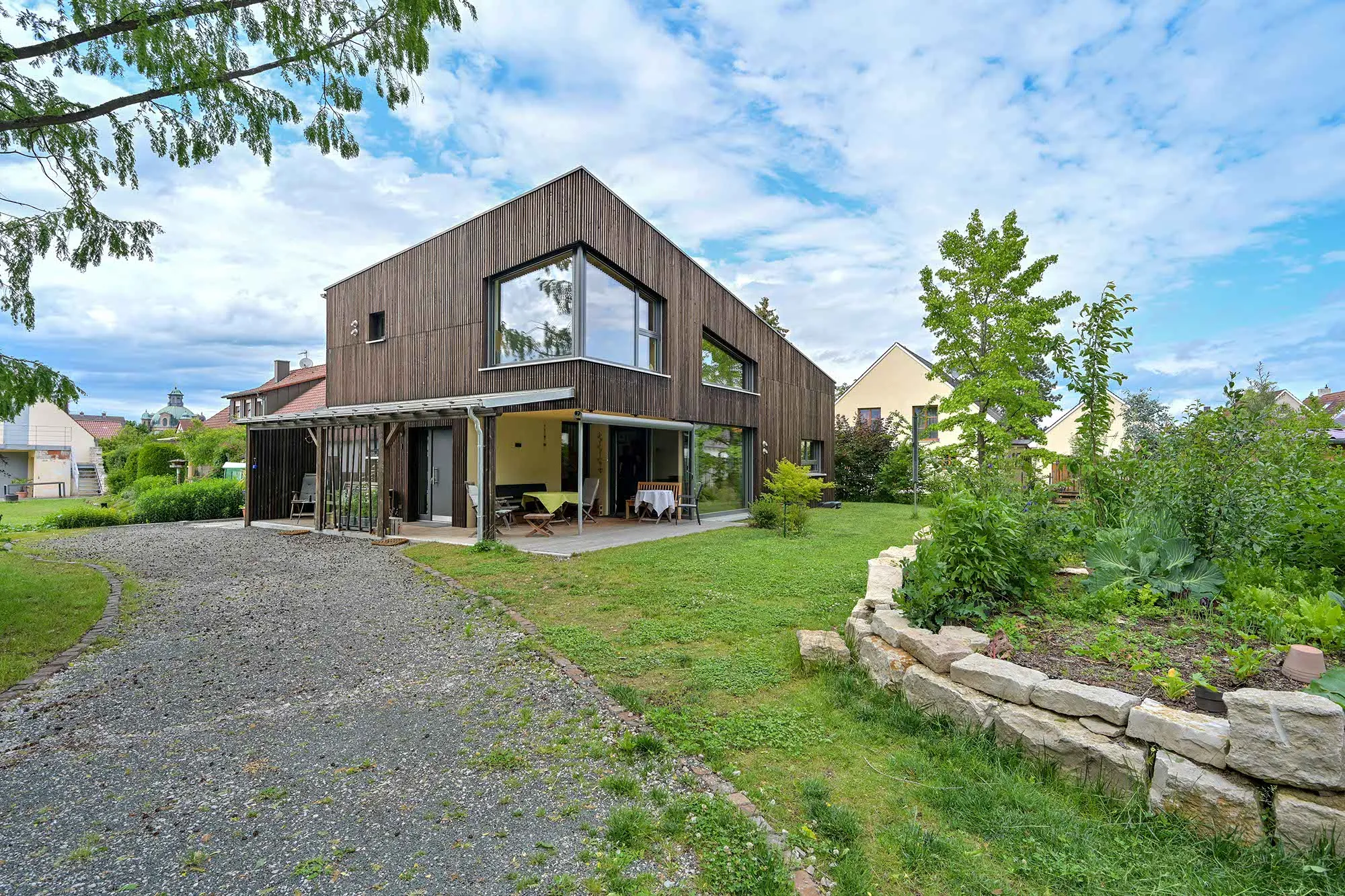 Gebäude schräg mit Zufahrt