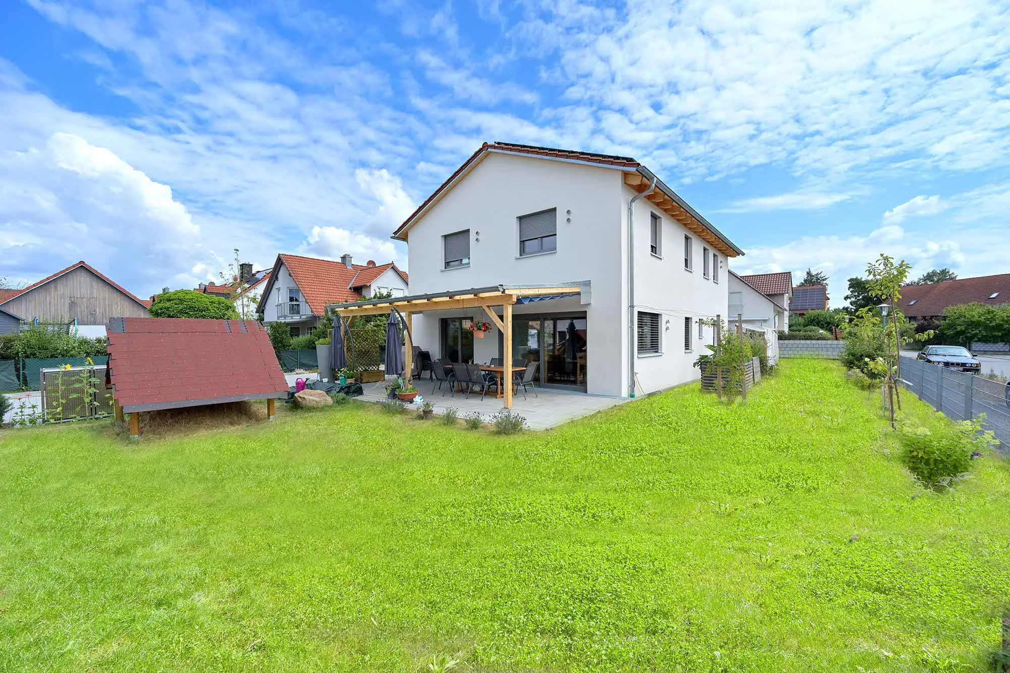 Gebaude aus SudOst Kopie mit Rasen