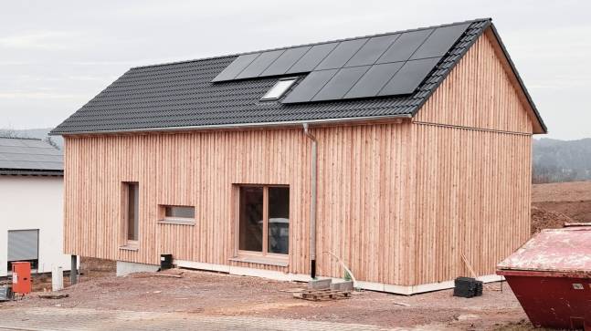 Holzhaus in der Fertigstellung