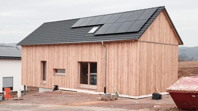 Holzhaus in der Fertigstellung