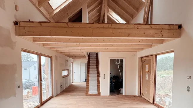 Holzhaus von Innen in der Fertigstellung