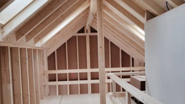 Holzhaus von Innen in der Fertigstellung