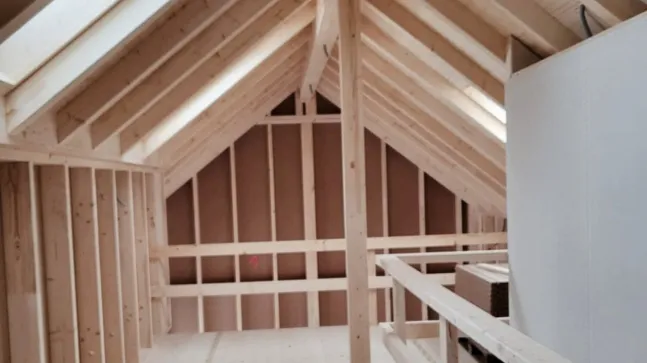 Holzhaus von Innen in der Fertigstellung