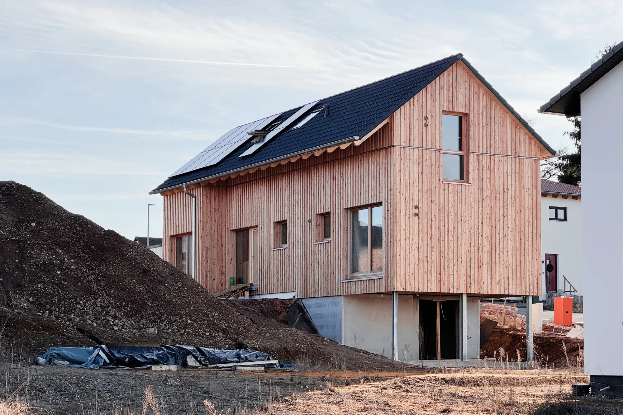 Holzhaus in der Fertigstellung