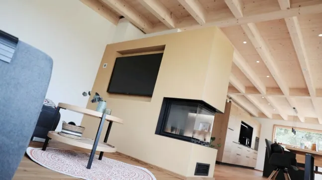 Kleiner Junge mit ins Gesicht gezogenem Hut an einen Heuballen anlehnend auf einer Strohwiese