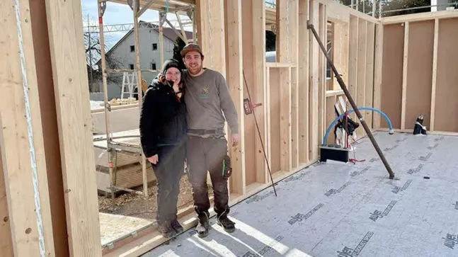 Kleines Mädchen dass hinter Strohbündeln verstecken spielt