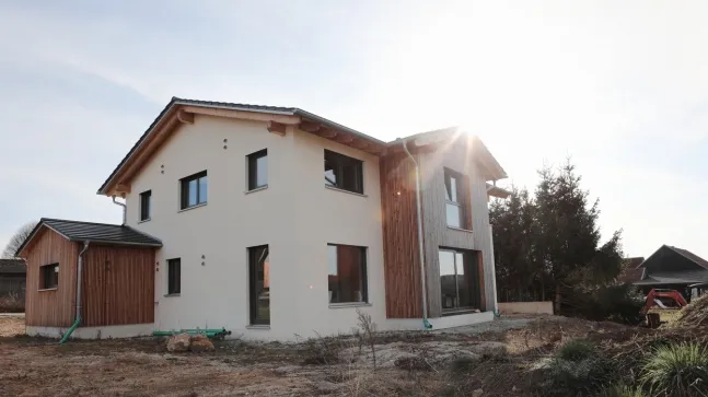 Mit Strohplatten verkleidete Wände