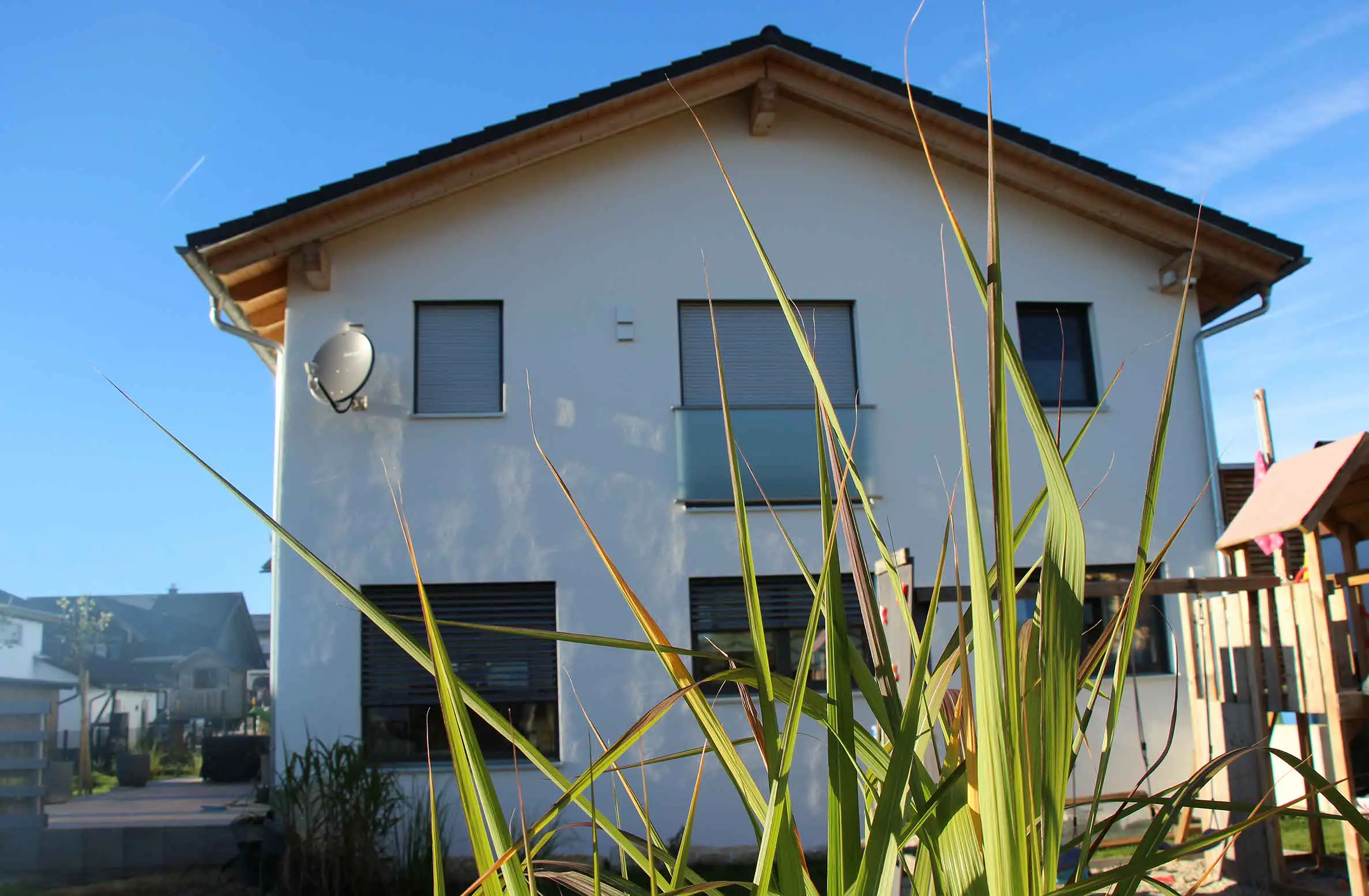 orderseite eines Hauses mit 6 Fenstern