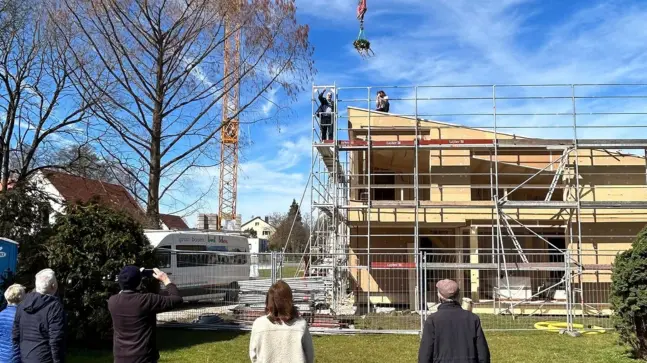 Baustelle mit Greüsten und Zivilisten die Beobachen , Gelber Krank ist auch zu sehen