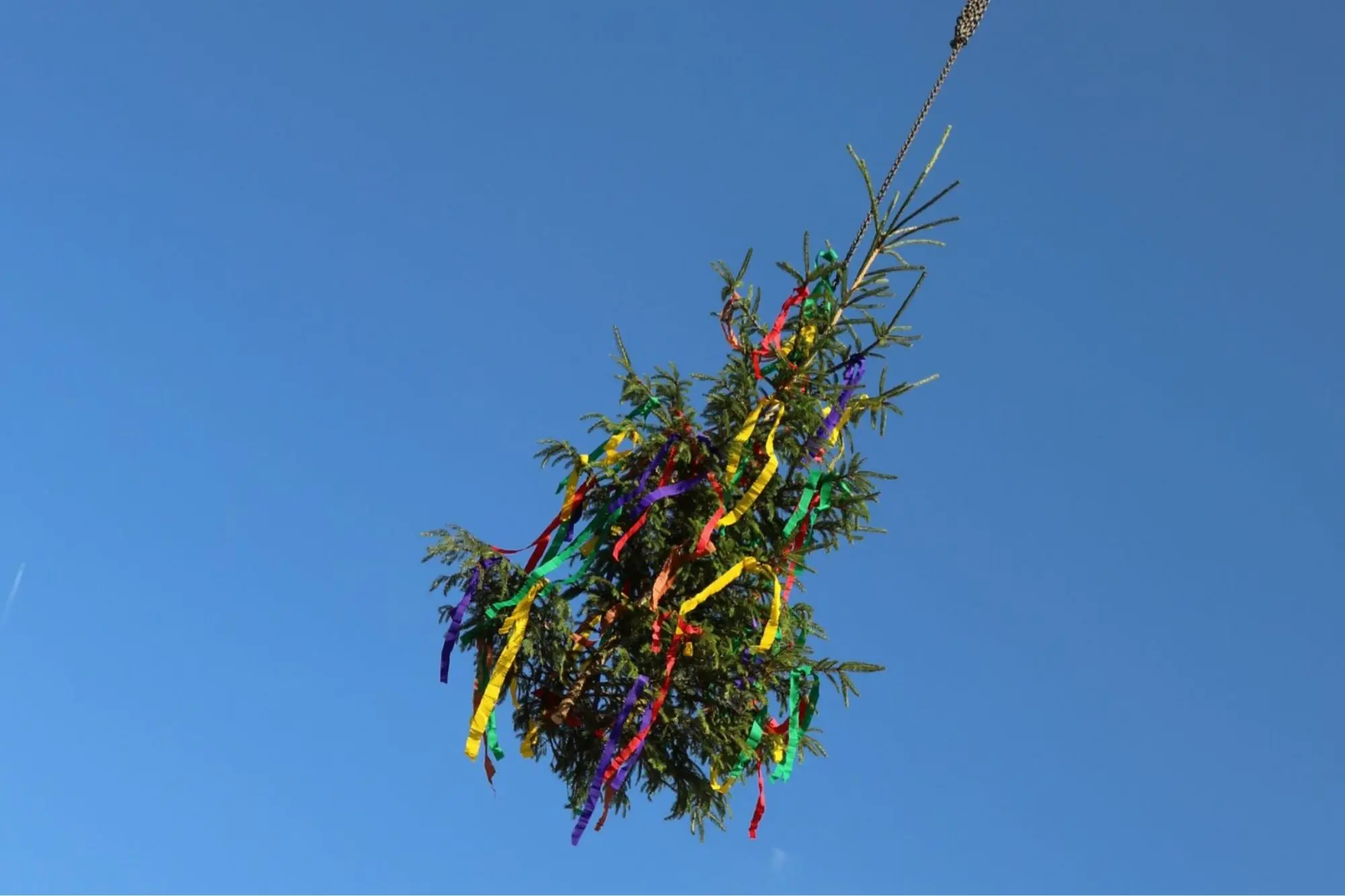 Fliegender Tannenbaum mit Bunter Verzierung , mit Blauen Himmel im Hintergrund